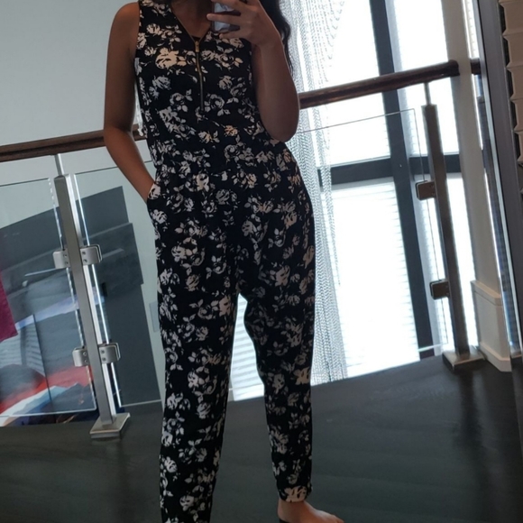 Jumpsuit (Armless) - Picture 2 of 4